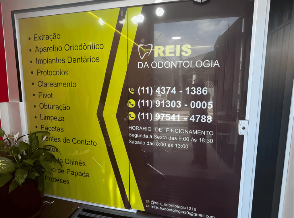Fachada da clínica Reis da Odontologia em Carapicuíba com serviços odontológicos e contato